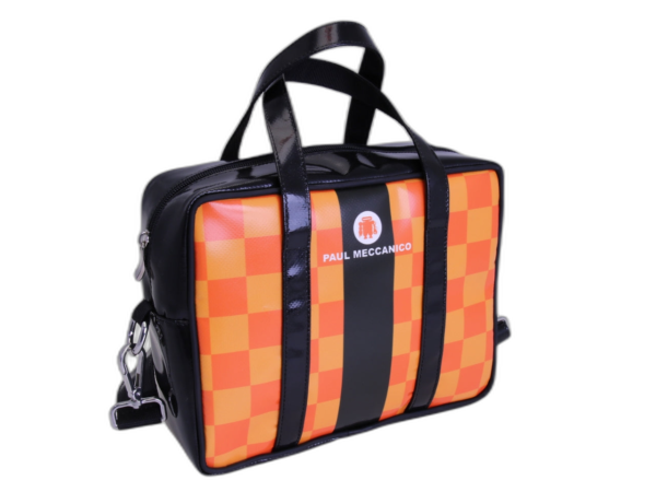 BORSA DA DONNA RETTANGOLARE NERA E ARANCIONE CON FANTASIA A SCACCHI. MODELLO PINCA REALIZZATO CON TELONI DI CAMION.
